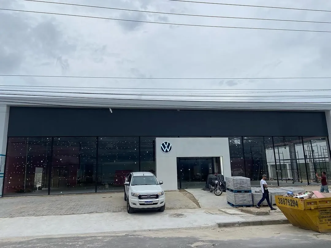 Fechamento comercial em vidro executado pela HR Vidros